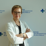 mgr Magdalena Tlałka w medycznym ubraniu na białym tle