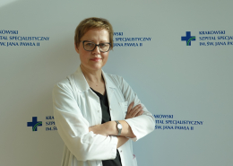 mgr Magdalena Tlałka w medycznym ubraniu na białym tle