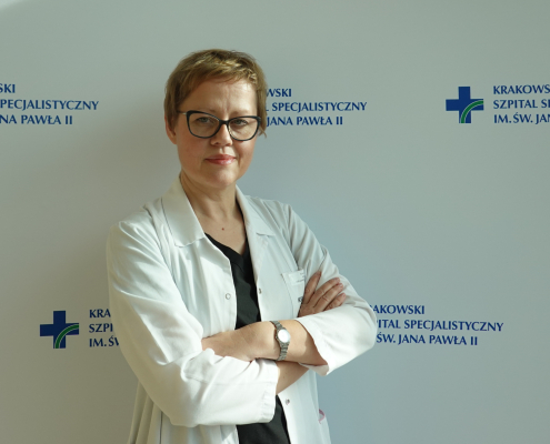 mgr Magdalena Tlałka w medycznym ubraniu na białym tle