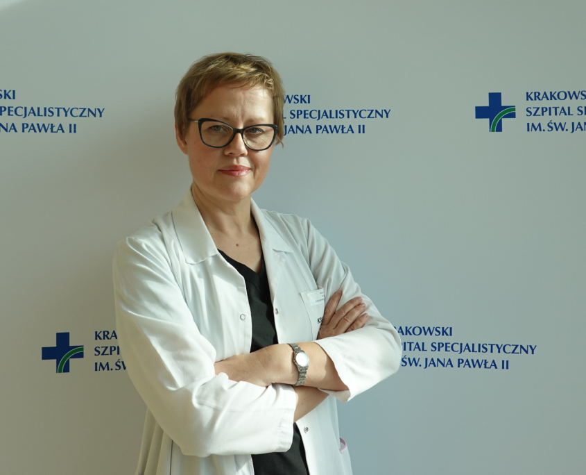 mgr Magdalena Tlałka w medycznym ubraniu na białym tle