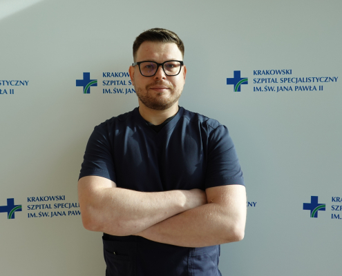 lek. Karol Mazur w medycznym ubraniu na białym tle