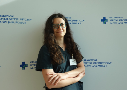 lek. Anna Figurska w medycznym ubraniu na białym tle
