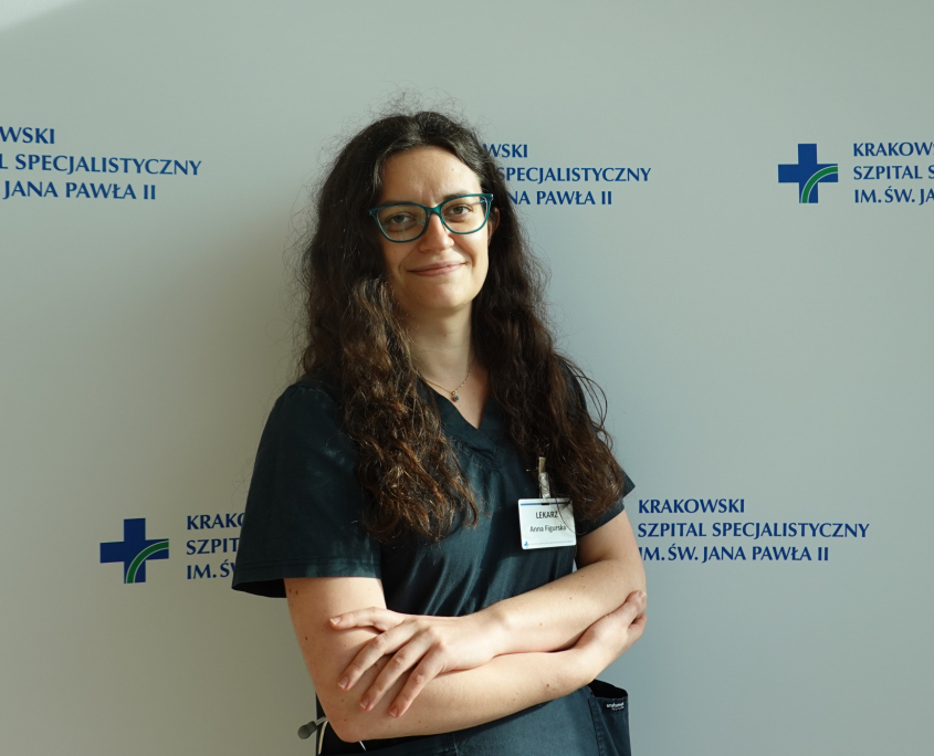 lek. Anna Figurska w medycznym ubraniu na białym tle