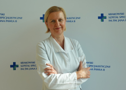 dr n. med. Renata Kolasa- Trela w medycznym ubraniu na białym tle