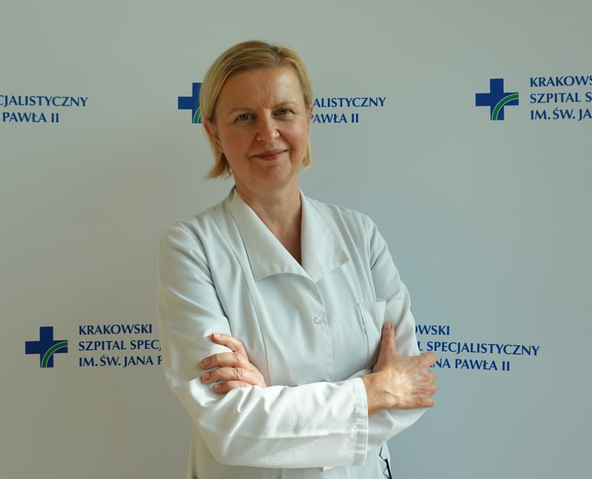 dr n. med. Renata Kolasa- Trela w medycznym ubraniu na białym tle