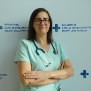 lek. Anna Brzychcy w medycznym ubraniu na białym tle