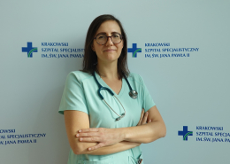 lek. Anna Brzychcy w medycznym ubraniu na białym tle