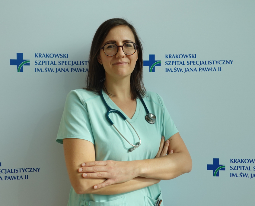 lek. Anna Brzychcy w medycznym ubraniu na białym tle