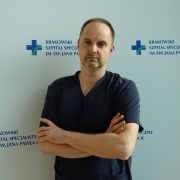 dr n. med. Kamil Bugała w medycznym ubraniu na białym tle