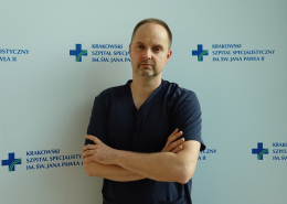 dr n. med. Kamil Bugała w medycznym ubraniu na białym tle