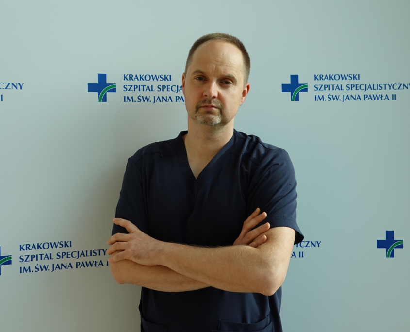 dr n. med. Kamil Bugała w medycznym ubraniu na białym tle