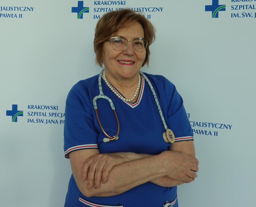 lek. med. Małgorzata Jawor-Bugajska w medycznym ubraniu na białym tle