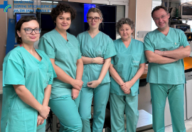 Pięć osób na zdjęciu grupowym Oddział Elektrokardiologii.