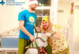 Wolontariusze Fundacji dr Clown na oddziale dziecięcym.