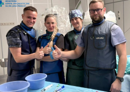 Cztery osoby na kolorowym zdjęciu po wykonanym zabiegu.