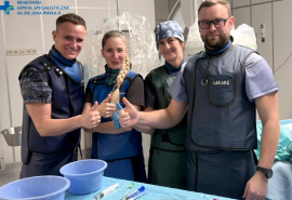 Cztery osoby na kolorowym zdjęciu po wykonanym zabiegu.