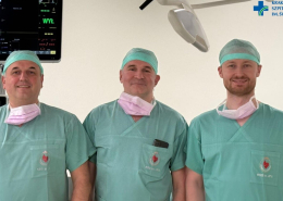 Zdjęcie trzech kardiochirurgów na sali operacyjnej.