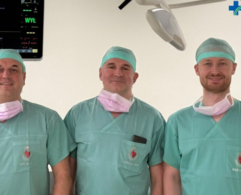 Zdjęcie trzech kardiochirurgów na sali operacyjnej.