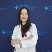 mgr Marta Pikulska w medycznym ubraniu na granatowym tle