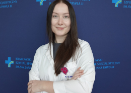 mgr Marta Pikulska w medycznym ubraniu na granatowym tle