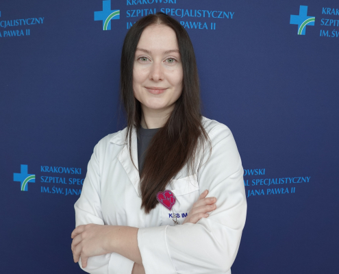 mgr Marta Pikulska w medycznym ubraniu na granatowym tle