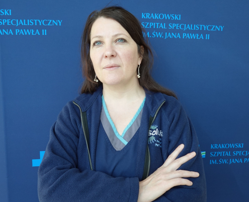 dr n. społ. Anna Wójcik w medycznym ubraniu na granatowym tle