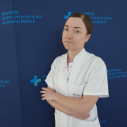 mgr Beata Krakowska w medycznym tle na granatowym tle