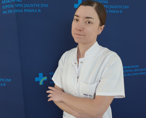 mgr Beata Krakowska w medycznym tle na granatowym tle