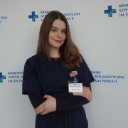 mgr Natalia Kęćko w ciemnym ubraniu na białym tle