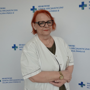 mgr Bogusława Liszka-Kisielewska w medycznym ubraniu na białym tle