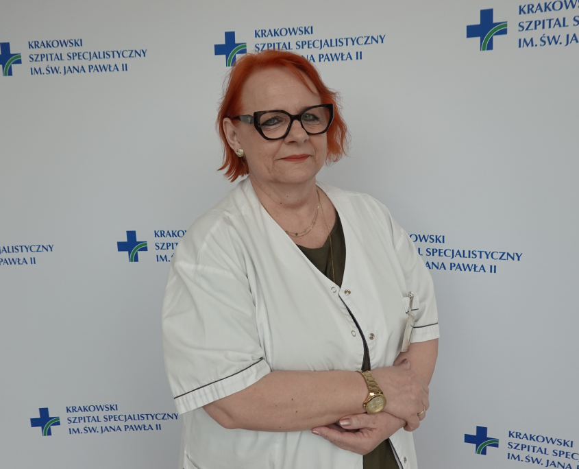 mgr Bogusława Liszka-Kisielewska w medycznym ubraniu na białym tle