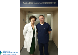 Dr Rydlewska i dr Boczar na korytarzu przed wejściem na Oddział.