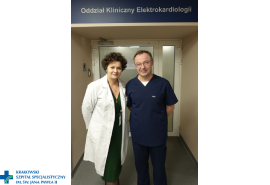 Dr Rydlewska i dr Boczar na korytarzu przed wejściem na Oddział.