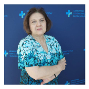 mgr Anita Nawracaj w medycznym ubraniu na granatowym tle