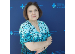 mgr Anita Nawracaj w medycznym ubraniu na granatowym tle