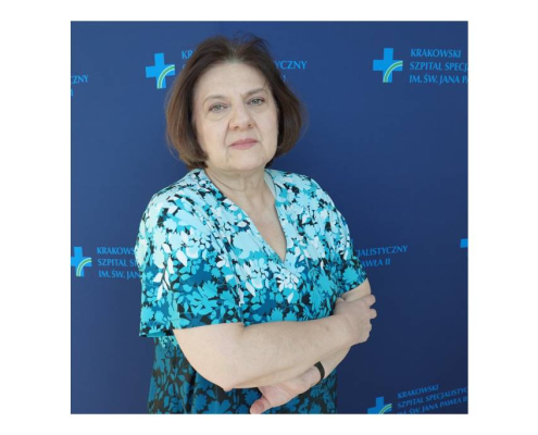 mgr Anita Nawracaj w medycznym ubraniu na granatowym tle