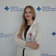 mgr Urszula Jaroń w medycznym ubraniu na białym tle