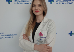 mgr Urszula Jaroń w medycznym ubraniu na białym tle