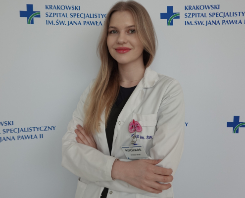 mgr Urszula Jaroń w medycznym ubraniu na białym tle