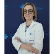 mgr Karolina Tolińska w medycznym ubraniu na granatowym tle