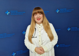 Katarzyna Holcman na tle ścianki z logotypem Szpitala