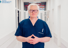 Profesor Jacek Legutko na szpitalnym korytarzu.