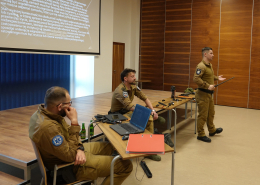 Szkolenie dotycząc bezpieczeństwa. Na zdjęciu policjanci