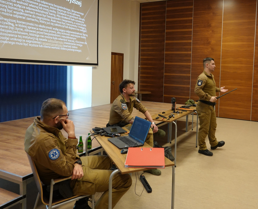 Szkolenie dotycząc bezpieczeństwa. Na zdjęciu policjanci