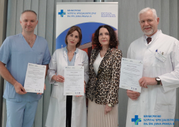 Laureaci konkursu za najlepszą publikację naukową podczas odbioru dyplomów.