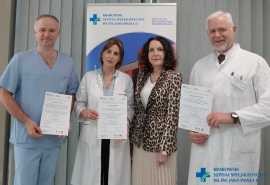 Laureaci konkursu za najlepszą publikację naukową podczas odbioru dyplomów.