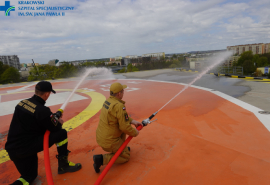 Straż Pożarna na szpitalnym lądowisku.