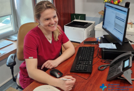 Dr E. Dobrowolska w gabinecie przy biurku podczas pracy w poradni.