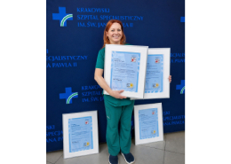 Monika Jankowska z certyfikatami Szpital bez bólu.