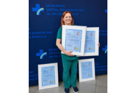 Monika Jankowska z certyfikatami Szpital bez bólu.